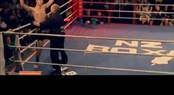 Optimismo ante todo: un boxeador no deja que un nocaut le estropee el día