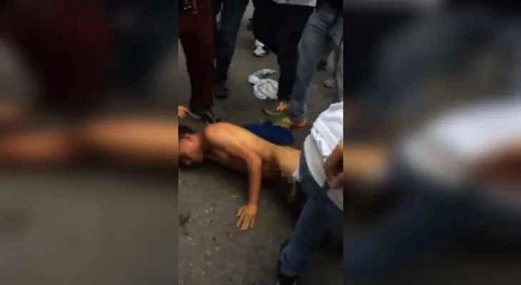 Opositores venezolanos dan brutal golpiza a joven por "chavista"