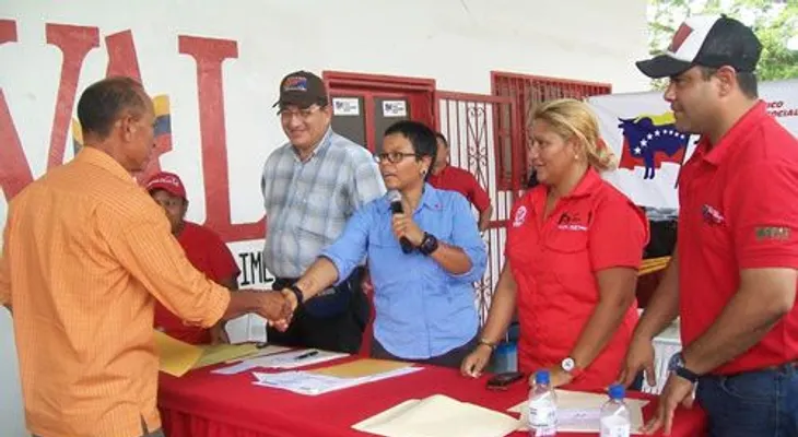Banco Agrícola entrega recursos para producción miel de abejas