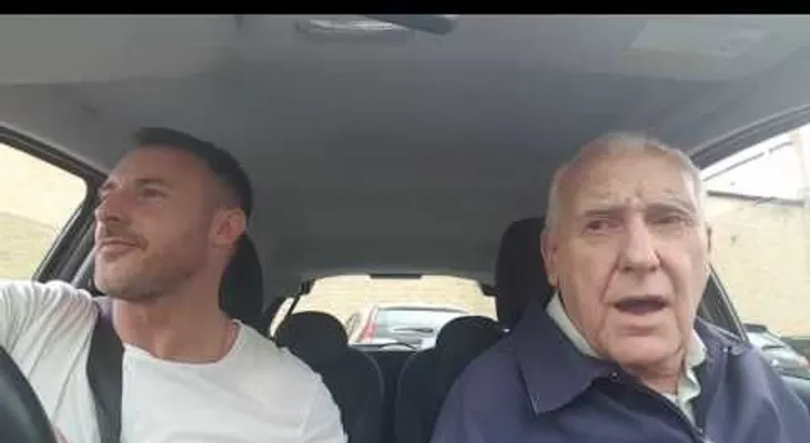 Su padre sufre el horrible alzhaimer y su hijo hace algo que me dejó los pelos de punta... (VIDEO)