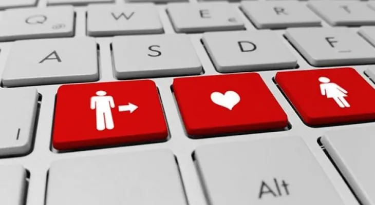 Hombres a la conquista por internet
