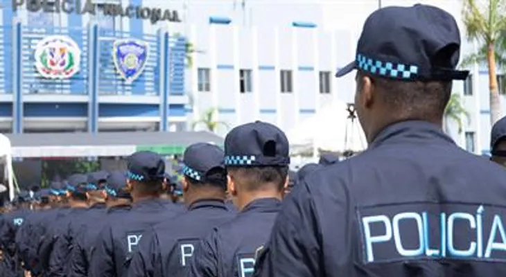 Policía busca armas de reglamento sustraídas a agentes y militar en tres incidentes en Santiago