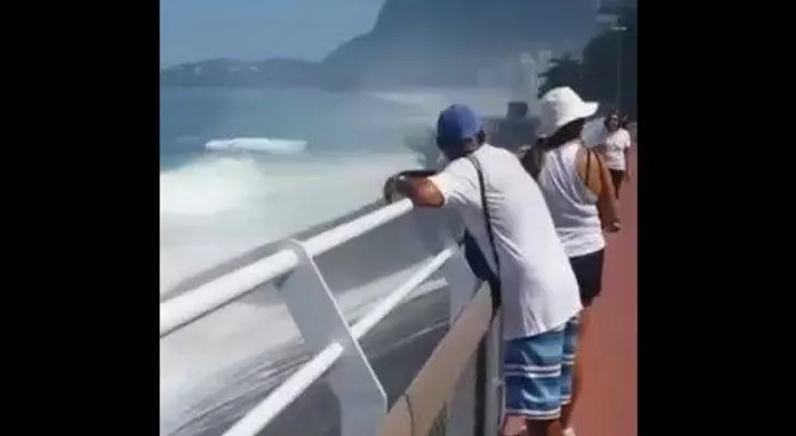 Una ola se traga un tramo de la ciclovía en Brasil (VIDEO)