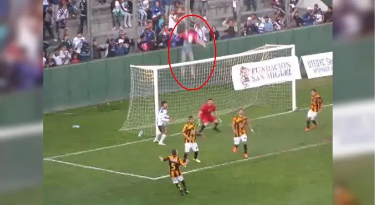 Impresionante caída desde la tribuna de un hincha en Argentina