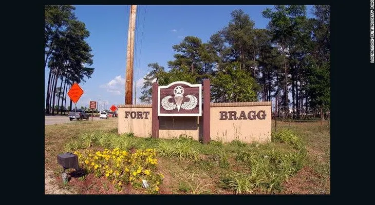 Un hombre disfrazado de atacante suicida desata una emergencia en base militar