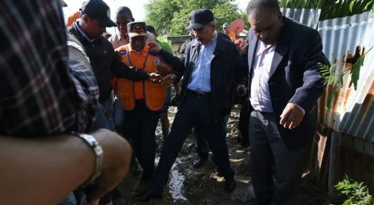 Presidente Medina recorre zonas de Santiago que sufrieron daños por lluvias