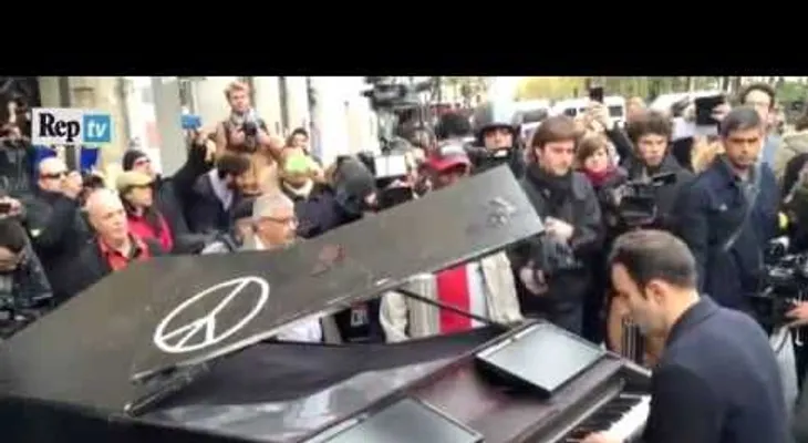Un hombre toca "Imagine" en un piano afuera del teatro Bataclan en París... VIDEO