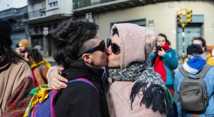 El "besazo" de dos mujeres en Uruguay en protesta de sentencia contra lesbiana 
