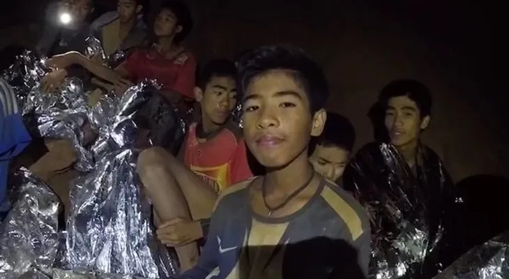 Dramático rescate de los primeros cuatro niños miembros atrapado en una cueva en Tailandia