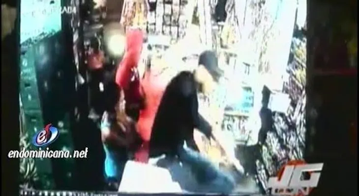 Atracadores tienen que salir huyendo, pero se llevaron unos miles de pesos (VIDEO)