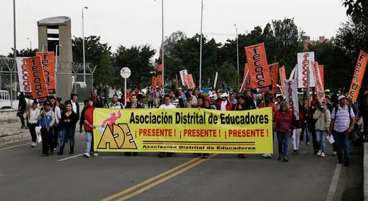 Maestros protestan frente al Ministerio de Educación