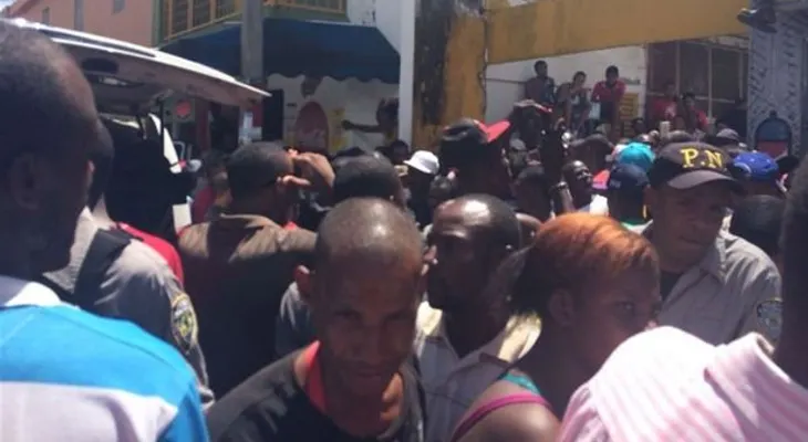 Haitianos atacan a la policía