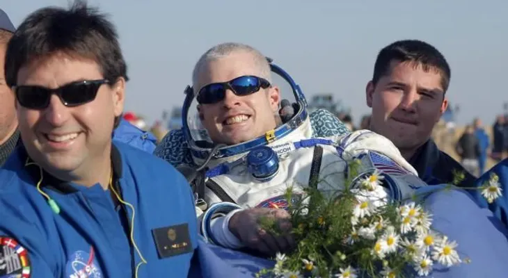 3 astronautas regresan de la estación orbital 