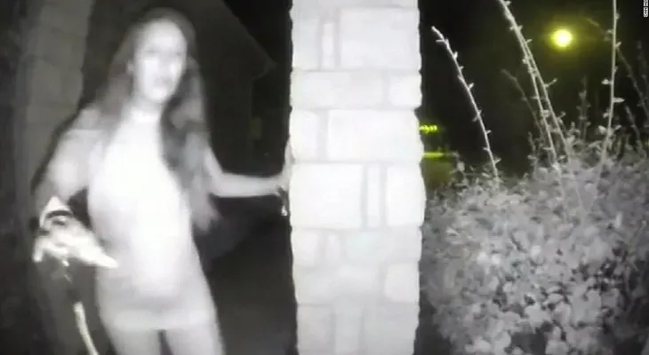 Identifican misteriosa mujer que quedó grabada en un video, tocando el timbre de una casa 