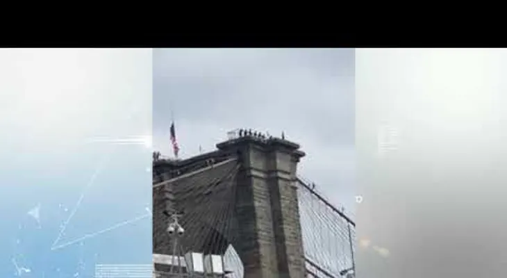 Rescatan a un hombre que amenazaba con tirarse desde el puente de Brooklyn
