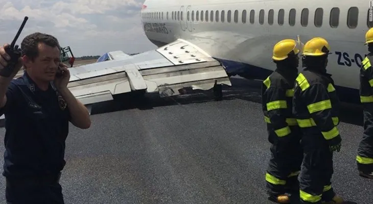 Un avión derrapa en la pista de aterrizaje al colapsar su tren de aterrizaje