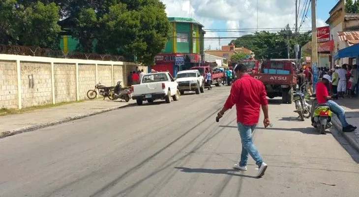 Matan hombre con su niña en los brazos