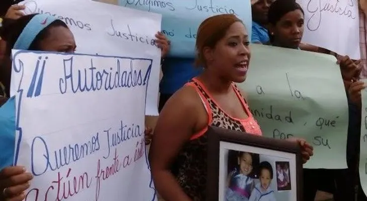 Protestan en La Vega contra hombre quemó su dos hijos y mujer