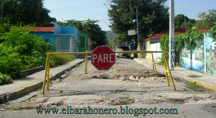 Inician reparación de hoyo en calle de Barahona