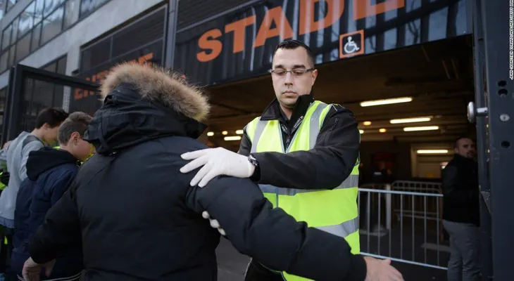 Por motivos de seguridad, fanáticos del fútbol francés no podrán asistir al estadio por varias semanas