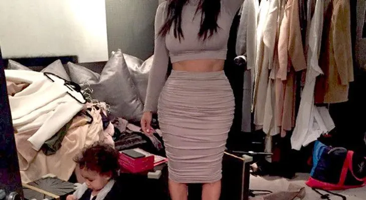 Kim Kardahsian tiene un desorden en su closet 