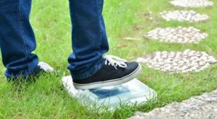 Jóvenes diseñan mosaico que genera energía limpia