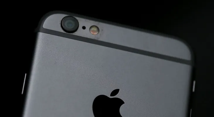 Impulsada por ventas del iPhone, Apple registra ingresos récord