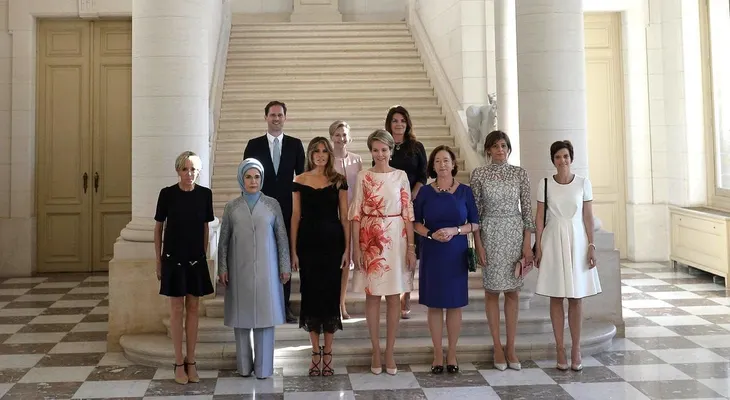El marido del premier de Luxemburgo hizo historia en la foto de las primeras damas de la OTAN