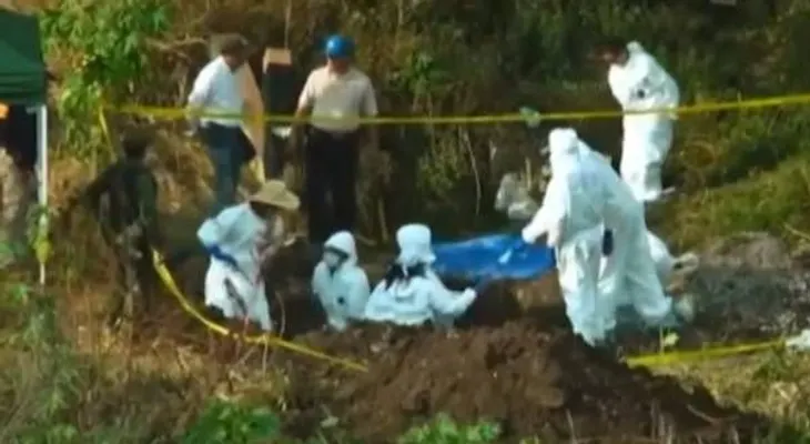 Hallan fosa llena de cadáveres en México