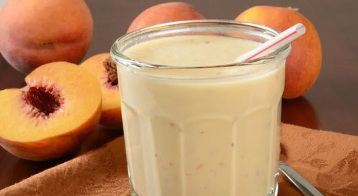 Batido de yogur, melocotón, fresas congeladas y yogur para rejuvenecer la piel y mejorar la salud