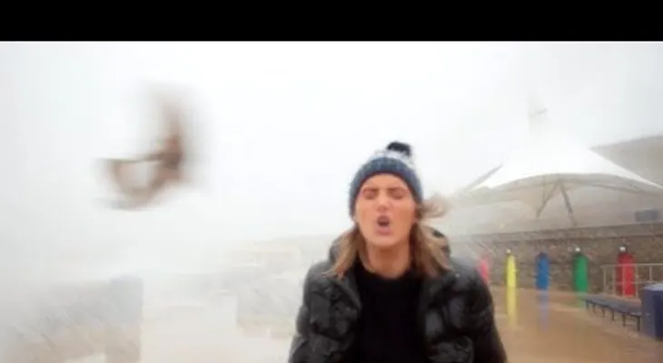 Un pez enmudece a una mujer que gritaba en medio de una tormenta (VIDEO)