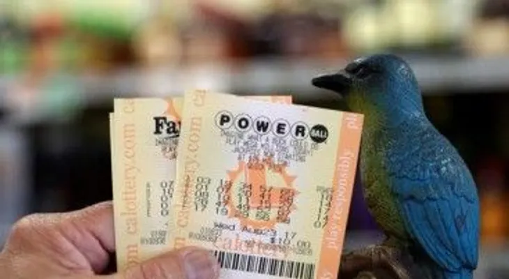 Ganador de 451 millones de dólares en lotería dice que lo usará para "ayudar a mi familia y hacer algo bueno para la humanidad" 