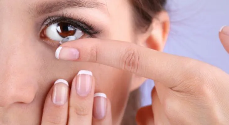 Errores peligrosos al usar lentes de contacto
