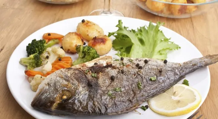 Come pescado para ser más inteligente y pueda dormir mejor