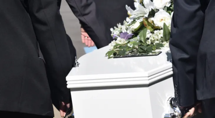 Un hombre declarado muerto por los médicos se despierta poco antes de ser enterrado 