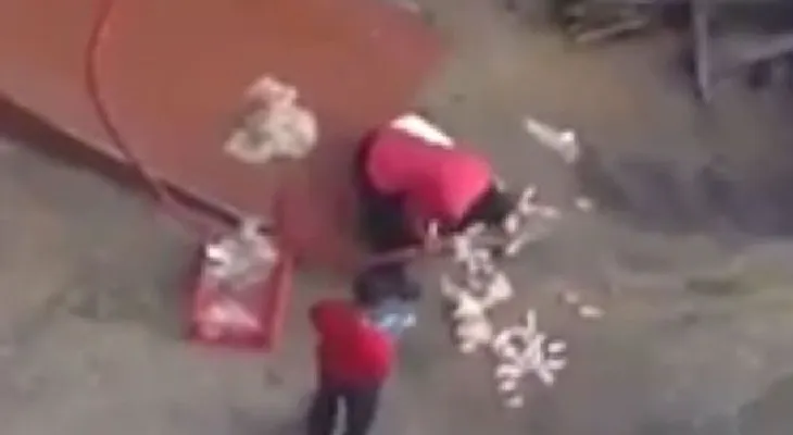 Empleados lava el pollo en el piso del restaurante (Video)