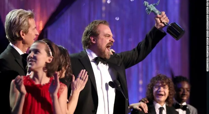 El emotivo discurso del actor de "Stranger Things" que hizo poner de pie al público en los premios SAG