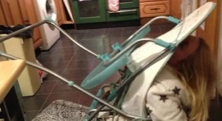 Queda atrapada en la silla de comer de sus hijos