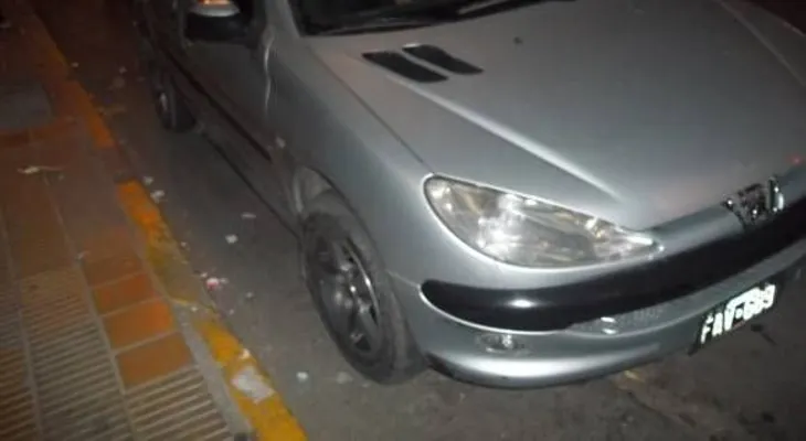 Hombre mete su hijo al baúl para evitar que se lleven el carro
