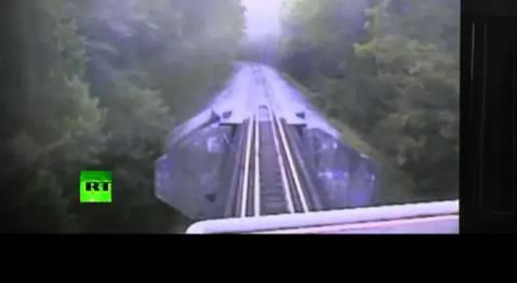 Video: Dramático momento en que un tren pasa por encima de dos mujeres que milagrosamente se salvan