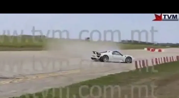 Impactantes: Un multimillonario atropella a 26 personas con su Porsche (VIDEO)