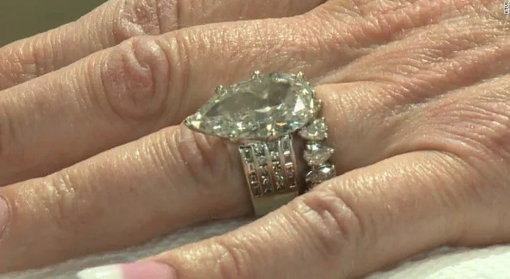 Mujer pierde anillo de bodas de 400.000 dólares... y lo encuentra entre 7 toneladas de basura