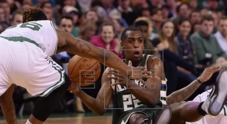 Los Bucks confirman que el alero Middleton será operado y baja por seis meses