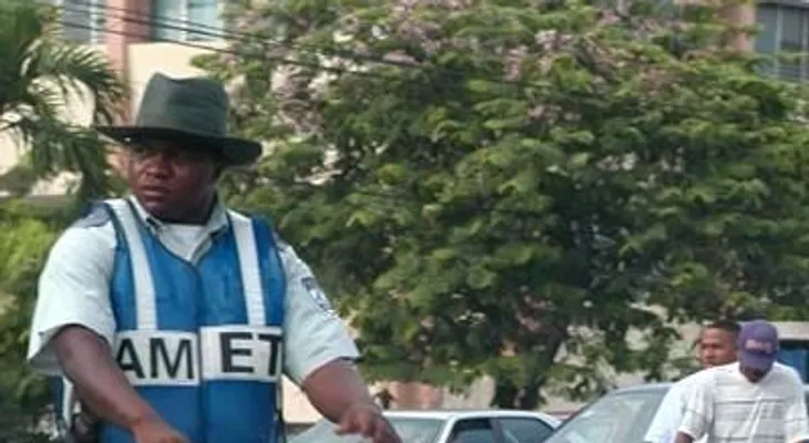 Agentes Amet van a patrullar las calles