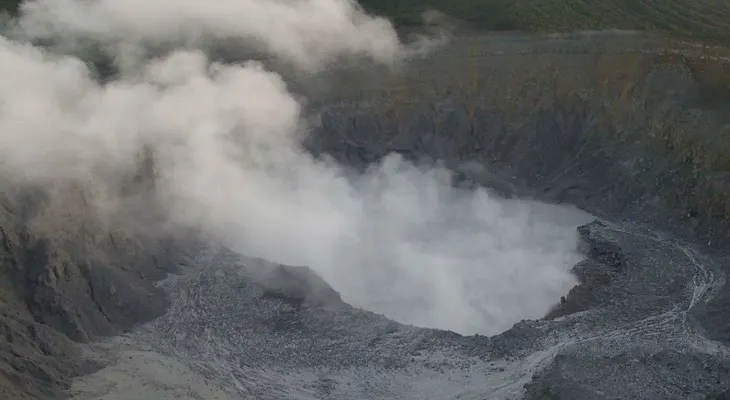 Costa Rica sigue en alerta por las erupciones del volcán Poás