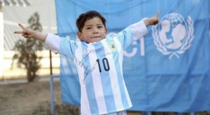 Niño afgano famoso con camiseta de Messi pide asilo en Pakistán por amenazas