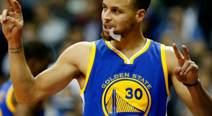  Curry multado con 50.000 dólares por lanzar protector bucal contra árbitro 