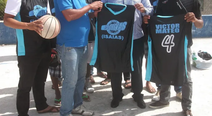 Víctor Mateo entrega uniformes al club Francisco Cuevas del barrio Palmarito