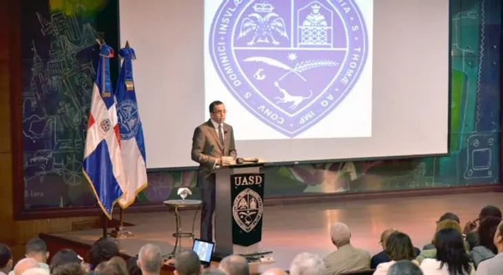 Ministro Andrés Navarro afirma nueva ley de Educación debe garantizar sostenibilidad revolución educativa