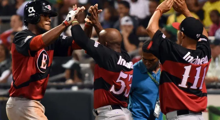 Leones dejan tendidas en el terreno a las Aguilas; Licey vence a los Gigantes 3-1